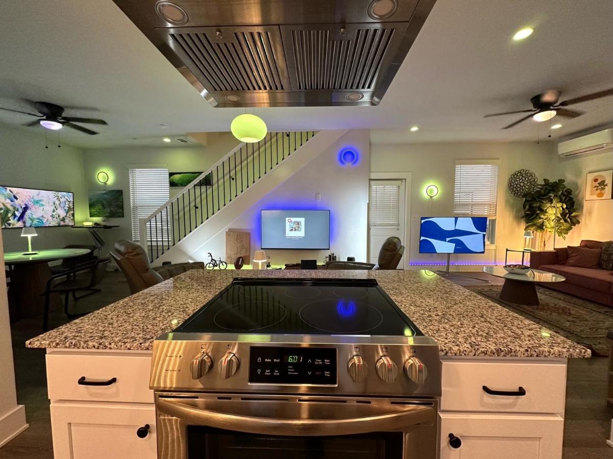 New Centennial Park Luxury Smart Home W Courtyard Fayetteville Bagian luar foto